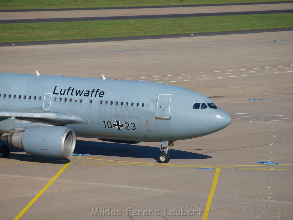 Lufthansa Airbus A 380 zu Besuch Flughafen Koeln Bonn P069.JPG